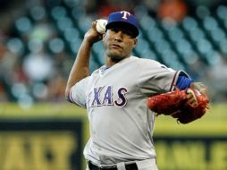 Alex Ogando tuvo otra sólida salida para los Rangers de Texas. AFP /