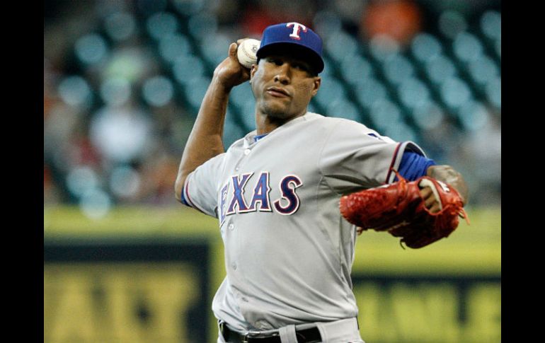 Alex Ogando tuvo otra sólida salida para los Rangers de Texas. AFP /