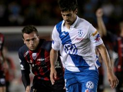 Jerónimo Amione (i) de Atlante disputa el balón con Jonathan Lacerda (d). EFE /