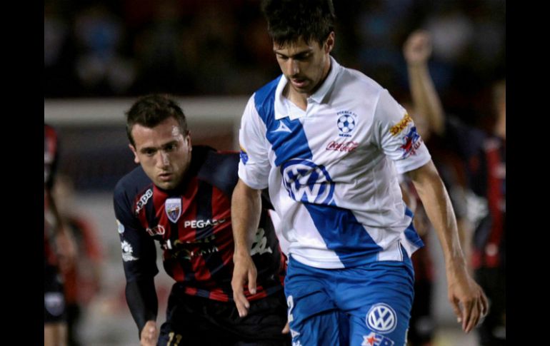 Jerónimo Amione (i) de Atlante disputa el balón con Jonathan Lacerda (d). EFE /