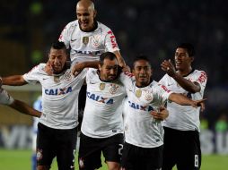 Jugadores de Corinthians festejan el gol marcado por su equipo. EFE /