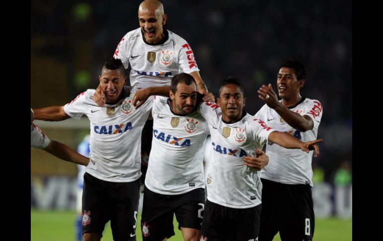 Jugadores de Corinthians festejan el gol marcado por su equipo. EFE /