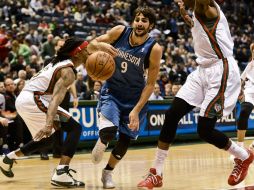 Rubio (c) roba la pelota a jugadores de Bucks durante el partido. EFE /