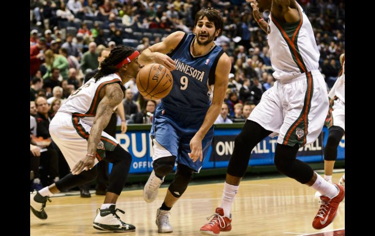 Rubio (c) roba la pelota a jugadores de Bucks durante el partido. EFE /