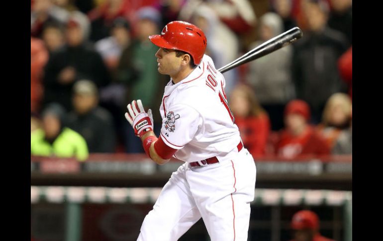 Votto, en su primer imparable en la campaña, definió la pizarra al remolcar una carrera en la novena entrada. AFP /