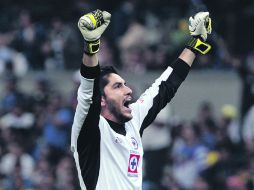 Festejo. El arquero de la Máquina, Jesús Corona, celebra el pase de su equipo a la gran final, que disputará ante los Potros. EFE /