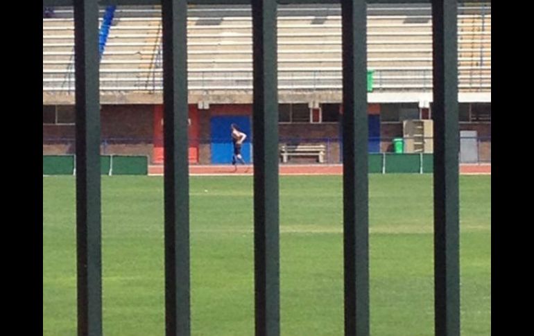 Fotografía difundida por el diario Beeld en la que se aprecia a Óscar Pistorius entrenando. AP /