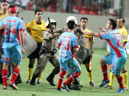 La policía brasileña presenta cargos contra ocho futbolistas del Arsenal por el hecho ocurrido en la ciudad de Belo Horizonte. EFE /