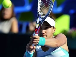 La tenista Lauren Davis devuelve una bola a su compatriota Coco Vandeweghe durante el partido. EFE /