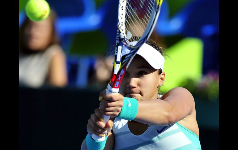 La tenista Lauren Davis devuelve una bola a su compatriota Coco Vandeweghe durante el partido. EFE /