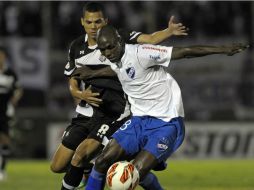 Lucas Silva (i) y Pablo Alvarez (d) pelean por el balón durante el partido. AP /