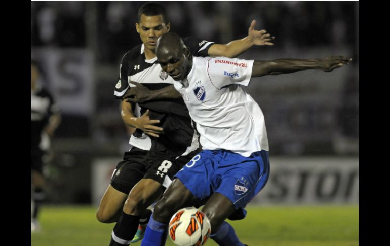 Lucas Silva (i) y Pablo Alvarez (d) pelean por el balón durante el partido. AP /