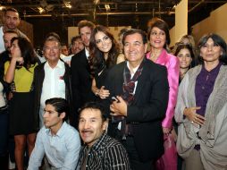 El productor Salvador Mejía, acompañado del elenco de la nueva telenovela ''La Tempestad''. NTX /