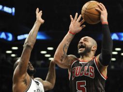 Carlos Boozer sobresale como el jugador más completo al anotar 29 puntos. AP /