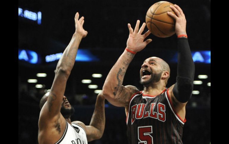 Carlos Boozer sobresale como el jugador más completo al anotar 29 puntos. AP /