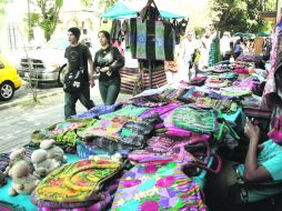 Nuevo tianguis. Los comerciantes ambulantes han instalado puestos con armazones de metal frente al ex Convento del Carmen. EL INFORMADOR /