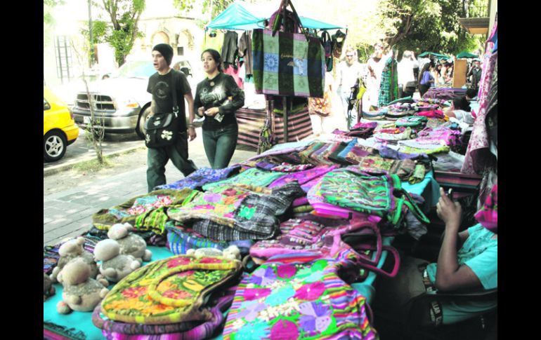 Nuevo tianguis. Los comerciantes ambulantes han instalado puestos con armazones de metal frente al ex Convento del Carmen. EL INFORMADOR /