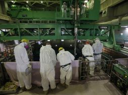 Técnicos trabajan en la reparación de esta nueva avería en Fukushima. AP /