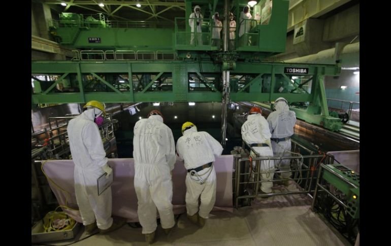 Técnicos trabajan en la reparación de esta nueva avería en Fukushima. AP /