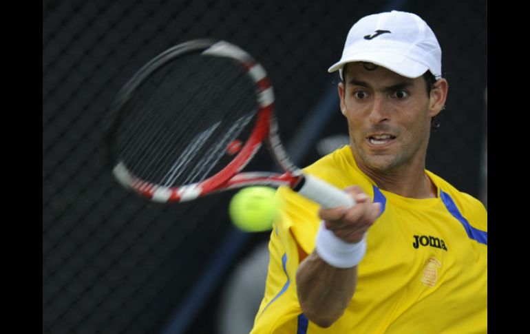 Santiago Giraldo regresa la pelota a Felder durante el partido. AFP /