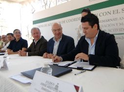 El gobernador del Estado, durante la firma del convenio.  /