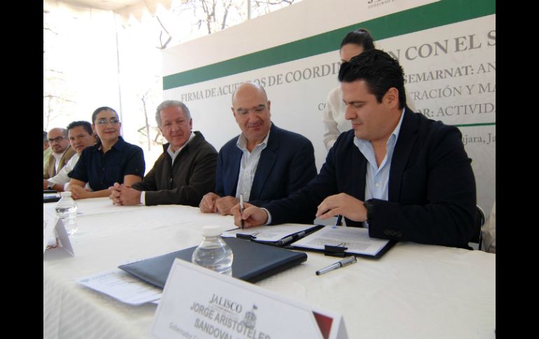 El gobernador del Estado, durante la firma del convenio.  /