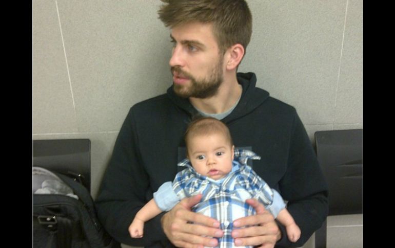 Piqué con su hijo Milan esperando el pasaporte. ESPECIAL /