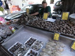 Los vendedores aseguran que sus productos no vienen de la zona donde se anuncia la veda.  /