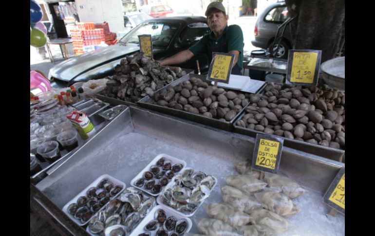 Los vendedores aseguran que sus productos no vienen de la zona donde se anuncia la veda.  /