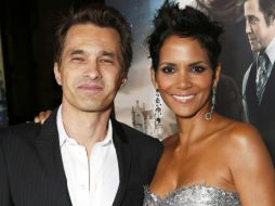 Halle y su pareja Olivier Martinez anunciarón su relación el año pasado. AP /