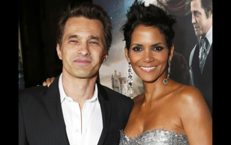 Halle y su pareja Olivier Martinez anunciarón su relación el año pasado. AP /