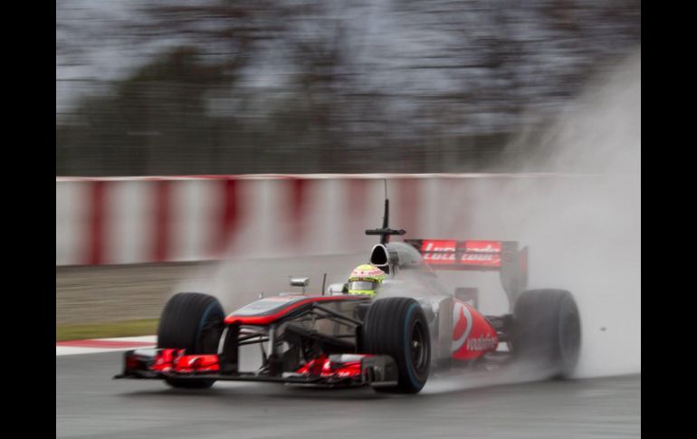 Sergio Pérez debe mejorar en sacarle jugo al bólido de McLaren. AP /