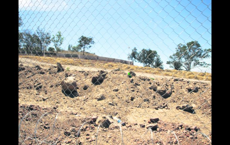 Perímetro cercado. La zona del cerro en donde se llevan a cabo trabajos de construcción está cercada por una malla de alambre. EL INFORMADOR /