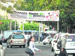 Restricciones viales. Sobre Avenida Chapultepec se colocaron mantas para dar aviso de los cierres a la circulación por el evento de hoy EL INFORMADOR /