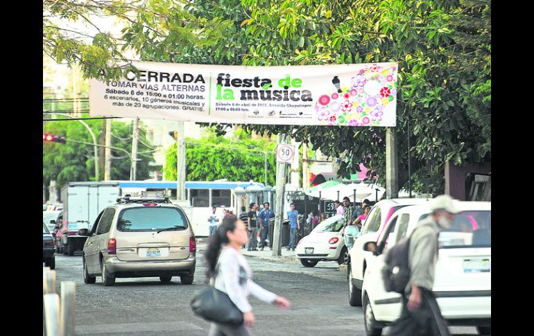 Restricciones viales. Sobre Avenida Chapultepec se colocaron mantas para dar aviso de los cierres a la circulación por el evento de hoy EL INFORMADOR /