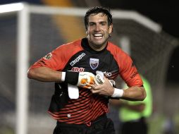 El arquero Jorge Villalpando de Atlante celebra luego de parar dos tiros penal ante el Puebla el pasado miércoles. ARCHIVO /