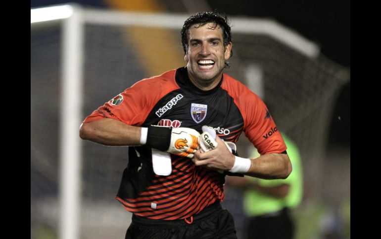 El arquero Jorge Villalpando de Atlante celebra luego de parar dos tiros penal ante el Puebla el pasado miércoles. ARCHIVO /