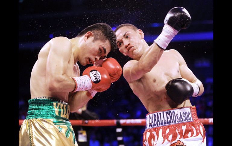 Juan Francisco Estrada (der) fue mejor en el combate ante el filipino Viloria. AFP /