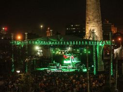 Con la llegada de la noche, el escenario se acompañó de un juego de luces.  /