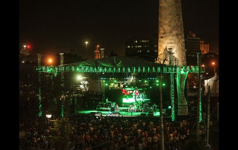 Con la llegada de la noche, el escenario se acompañó de un juego de luces.  /