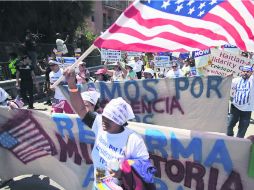 Los manifestantes exhibían carteles con leyendas como “¡Reforma ahora!, ¡no más deportaciones!” y “La migración es un derecho humano”. AFP /