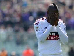 Mario Balotelli lamenta una falla en el partido ante la Fiorentina. AFP /