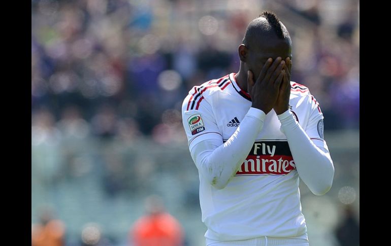 Mario Balotelli lamenta una falla en el partido ante la Fiorentina. AFP /