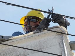 Trabajadores de la CFE dicen que con los programas de capacitación mejorarán la calidad de la atención al público. ARCHIVO /