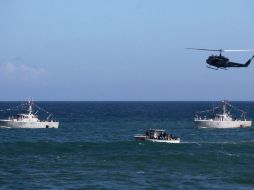 Los cuerpos de los pilotos son rescatados del mar por buzos de la Marina. EFE /