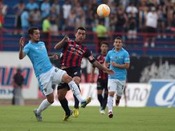 Yasser Corona disputa el balón con Paredes del Atlante. EFE /