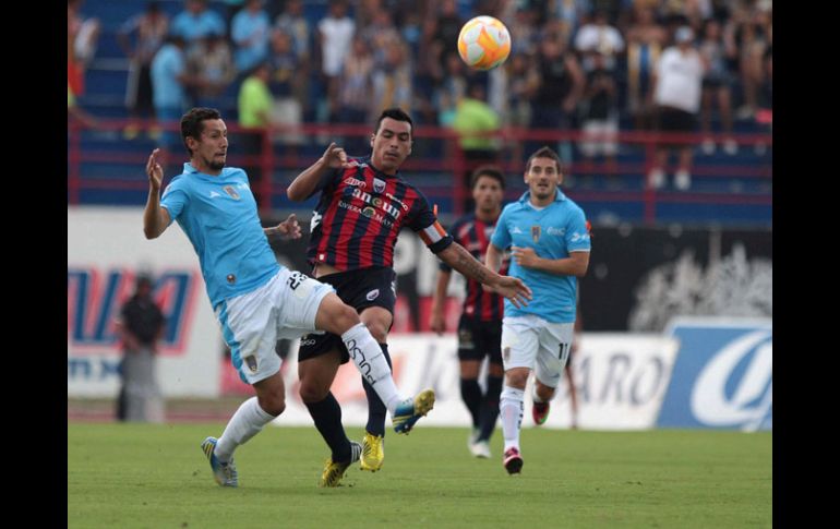 Yasser Corona disputa el balón con Paredes del Atlante. EFE /