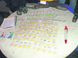 Pastillas psicotrópicas, dosis de cocaína y un frasco con un líquido denominado ''popper'' son parte de lo encontrado en el operativo. EL INFORMADOR /