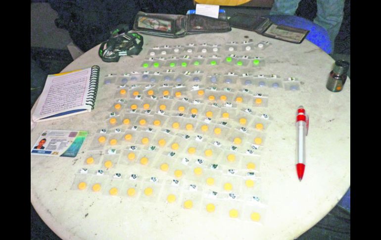 Pastillas psicotrópicas, dosis de cocaína y un frasco con un líquido denominado ''popper'' son parte de lo encontrado en el operativo. EL INFORMADOR /