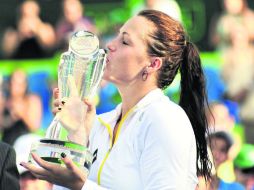 Costumbre. Anastasia Pavlyuchenkova besa el trofeo; la rusa ganó en Monterrey en la edición 2010 y 2011. EFE /